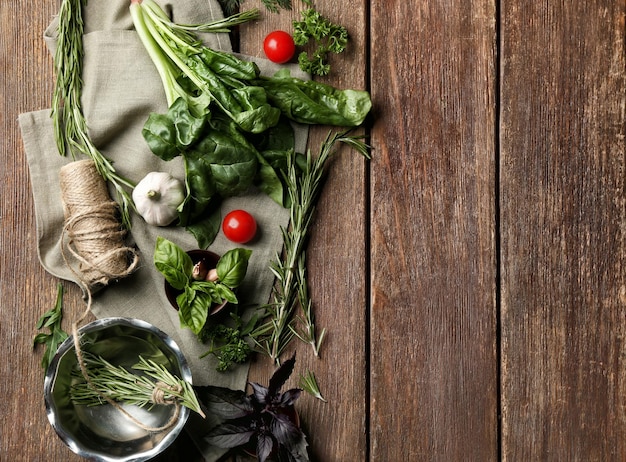 Składniki na drewnianym stole