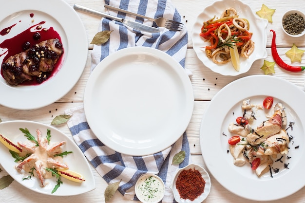 Różne potrawy na stole